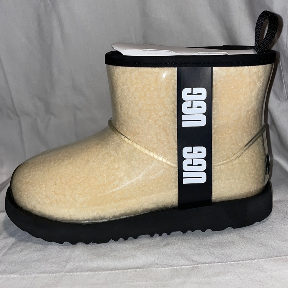 *New* never worn girls Ugg boots.